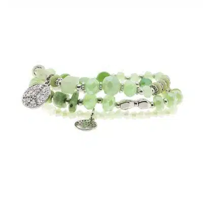 Ein Vania-Armband (Kopie) aus hellgrünen, facettierten Perlen mit silbernen Anhängern und Verschlüssen, isoliert auf weißem Hintergrund.