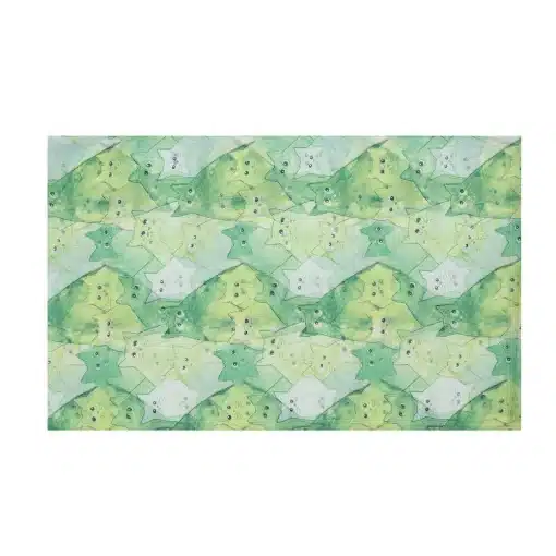 Ein rechteckiger Teppich mit einem symmetrischen Muster aus grünen und gelben Rauten mit Blumen- und Blattdesigns in jeder Raute, akzentuiert durch kleine Cat-Loop-Schal-Accessoires.