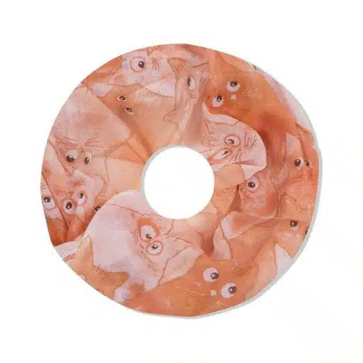 Ein runder Loop-Schal mit einem Design, das mehrere stilisierte Augen auf einem pfirsichfarbenen Stoffhintergrund zeigt. Der Cat-Loop-Schal hat ein zentrales Loch, das typisch für eine Donut-Form ist.