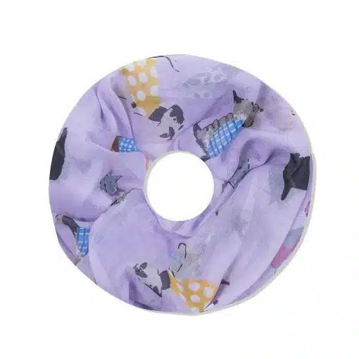 Ein lavendelfarbener Hunde-Loop-Schal in Donut-Form mit einem verspielten Muster verschiedener Hunderassen in unterschiedlichen Farben und Posen auf einem gesprenkelten Hintergrund.