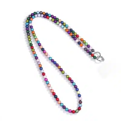 Ein farbenfrohes Perlenband mit Magic Beads Handy-/Taschenkette und einem silbernen Verschluss an einem Ende, befestigt an einem weißen Ausweishalter, isoliert auf weißem Hintergrund.