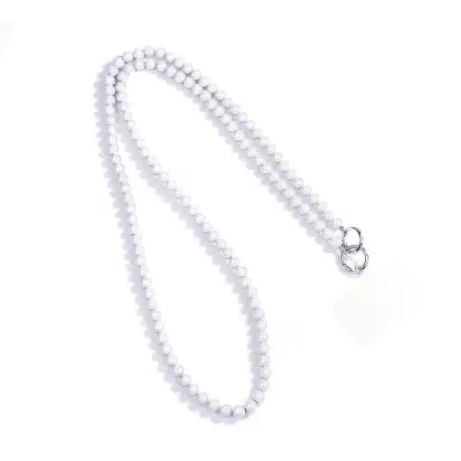 Eine weiße Perlenkette in einer länglichen Schleife auf weißem Hintergrund mit einem silbernen Verschluss und einem daran befestigten leeren weißen Etikett, jetzt unter dem Namen „Magic Beads Handy/Taschenkette“ vermarktet.