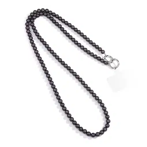 Die Magic Beads Handy-/Taschenkette besteht aus runden, dunkelfarbigen Perlen, die in einer lockeren Kreisform auf weißem Hintergrund angeordnet sind. Sie hat einen Verschluss und ein leeres weißes Etikett ist daran befestigt.