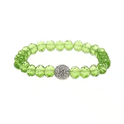 Ein atemberaubendes Armband aus facettierten grünen Perlen, mit einer einzelnen, größeren runden Perle, die in der Mitte mit kleinen klaren Kristallen besetzt ist. Das Armband, das an die Eleganz der Farfalla erinnert, ist wunderschön kreisförmig angeordnet.