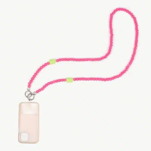 Eine durchsichtige Handy-Taschen-Kette ist an einem rosafarbenen Perlenband mit zwei grünen Perlen in Schildkrötenform befestigt. Das Band, das einer Kette ähnelt, verfügt über einen Karabinerverschluss zum einfachen Anbringen oder Abnehmen. Die stilvolle Kombination wird vor einem weißen Hintergrund dargestellt.