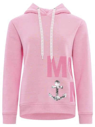 Ein rosafarbenes Kapuzensweatshirt mit weißen Kordeln, die kleine Ankermuster aufweisen. Die Vorderseite des Sweatshirts hat ein silbernes Ankermuster aus Pailletten und teilweise sichtbare große rosafarbene Buchstaben. Das Kleidungsstück hat einen gerippten Saum und Bündchen.
