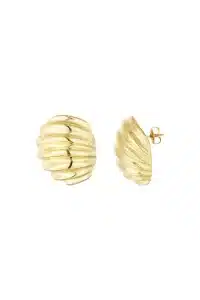 Verleihe deinem Look ein strahlendes Upgrade – mit diesen glänzenden, goldenen Creolen im modernen Rillen-Design. Die gewölbte, muschelartige Form wirkt edel und trendy zugleich und macht die Ohrringe zum echten Hingucker für jeden Anlass. Du kannst sie als Statement tragen oder perfekt mit deinen Basic Ohrsteckern kombinieren – für einen individuellen Style, der immer im Trend liegt