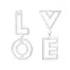 Ein Paar silberfarbene Love-Ohrstecker. Der linke Ohrring zeigt die vertikal übereinander angeordneten Buchstaben „L“ und „O“, während der rechte Ohrring ein Dreieck und den Buchstaben „E“ aufweist, beide vertikal angeordnet. Jedes Stück verfügt über eine strukturierte Oberfläche für zusätzliche Eleganz.