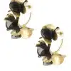 Die Herbstblumen-Creole ist ein Paar goldene Creolen, die mit schwarzen und goldenen Stoffblütenblättern verziert und mit transparenten Verschlüssen gesichert sind. Mit ihren großen, überlappenden Blütenblättern erzeugen sie eine florale Ästhetik, die an Herbstblüten erinnert.