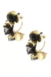 Die Herbstblumen-Creole ist ein Paar goldene Creolen, die mit schwarzen und goldenen Stoffblütenblättern verziert und mit transparenten Verschlüssen gesichert sind. Mit ihren großen, überlappenden Blütenblättern erzeugen sie eine florale Ästhetik, die an Herbstblüten erinnert