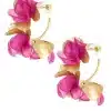 Die Herbstblumen-Ohrstecker sind goldene Creolen, die mit leuchtend rosa Stoffblumen verziert sind, die an Herbstblüten erinnern. Dieses einzigartige Design zeigt zwei rosa Blumen an jedem Ring und sorgt so für ein dekoratives und stilvolles Aussehen. An der Oberseite jedes Ohrrings sind transparente Verschlüsse zur Befestigung sichtbar.