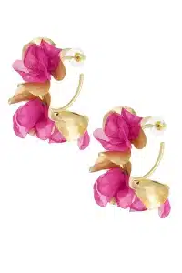 Die Herbstblumen-Ohrstecker sind goldene Creolen, die mit leuchtend rosa Stoffblumen verziert sind, die an Herbstblüten erinnern. Dieses einzigartige Design zeigt zwei rosa Blumen an jedem Ring und sorgt so für ein dekoratives und stilvolles Aussehen. An der Oberseite jedes Ohrrings sind transparente Verschlüsse zur Befestigung sichtbar