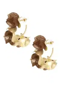 Die Creolenohrringe „Herbstblumen“ zeichnen sich durch eine glänzende, geschwungene goldfarbene Metallstruktur, komplizierte Herbstblumendesigns mit weichen, braunen Stoffblütenblättern und transparente, runde Rückseiten aus
