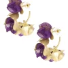 Ein Paar Herbstblumen-Creolen mit einem dekorativen Design aus violetten Stoffblütenblättern und blattgoldähnlichen Elementen. Die Ohrringe haben transparente Rückseiten. Der kunstvolle und elegante Stil erinnert an Blumen in voller Blüte.