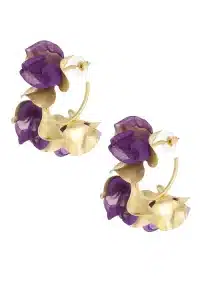 Ein Paar Herbstblumen-Creolen mit einem dekorativen Design aus violetten Stoffblütenblättern und blattgoldähnlichen Elementen. Die Ohrringe haben transparente Rückseiten. Der kunstvolle und elegante Stil erinnert an Blumen in voller Blüte