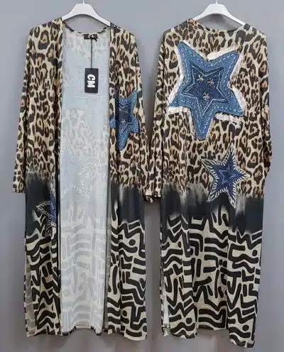 Zwei lange, vorne offene Tropical Serenade Cardigans (Kopie) hängen auf Kleiderbügeln vor einem schlichten Hintergrund. Beide Cardigans haben ein Leoparden- und abstraktes Druckmuster mit blauen Sternen auf der Rückseite. Der linke Cardigan ist von vorne zu sehen, der rechte von hinten.