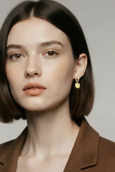 Mit deinem glatten braunen Haar und dem modernen Blazer setzt du die eleganten Solar Ohrstecker stilvoll in Szene.