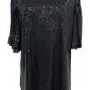 Ein schwarzes Paillettenkleid mit Dreiviertelärmeln. Das Kleid hat einen einfachen, geraden Schnitt und ist vollständig mit schimmernden Pailletten bedeckt, was ihm ein funkelndes Aussehen verleiht.