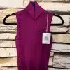 Ein Soft Touch Rolli in Magenta mit geripptem Rollkragendesign hängt ärmellos auf einem schwarzen Bügel vor einem Hintergrund mit Steinmuster. Ein weißes Etikett mit Text ist angebracht, was seinen Reiz noch verstärkt.