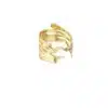Ein goldener Ring mit offenem Design und glatten, gewellten Linien, die sich um das Band wickeln.