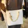 Setze mit der Best Friend White Shoulder Bag ein Statement: Trage sie crossbody, goldene Kette & Blumen-Charm runden deinen Look ab.