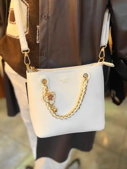 Setze mit der Best Friend White Shoulder Bag ein Statement: Trage sie crossbody, goldene Kette & Blumen-Charm runden deinen Look ab.