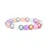 Das Magic Beads Metallic 10 mm Armband (Kopie) verfügt über ein bezauberndes kreisförmiges Design mit abwechselnd bunten runden Perlen in Rosa, Blau, Grün, Metallic-Gold, Lila und Weiß vor einem weißen Hintergrund.