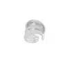 Ein silberner Ring mit offenem Ende und geschwungenem, geschichtetem Design.