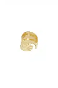Ein goldener Spiralring mit glatter, polierter Oberfläche und offener Vorderseite. Der Ring hat ein breites Band und glänzt vor einem schlichten weißen Hintergrund