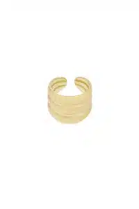 Ein goldfarbenes Armreif-Armband mit dreiarmigem Design auf weißem Hintergrund. Das Armband hat offene Enden, sodass die Größe angepasst werden kann