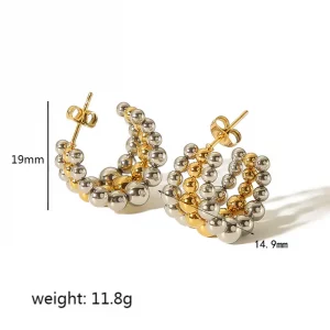 Ein Paar Creolen aus kleinen Gold- und Silberkugeln. Die Abmessungen sind mit 19 mm Höhe und 14,9 mm Breite angegeben. Das Gesamtgewicht beträgt 11,8 Gramm