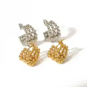 Ein Set Ohrringe mit Cluster-Designs. Zwei Paare sind auf weißem Hintergrund abgebildet, eines in Silber und das andere in Gold. Die Ohrringe bestehen aus zahlreichen kleinen, runden Perlen, die in einem Schleifenmuster angeordnet sind. Auf der Oberfläche sind Schatten sichtbar