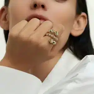 Modischer Ring an Finger