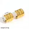 Zwei goldfarbene Metallperlen namens Daily, jede mit Rillenmuster, sind auf einem sauberen weißen Hintergrund abgebildet. Ihre Abmessungen betragen 19,7 mm x 20,1 mm und sie wiegen jeweils 24,8 g.