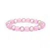 Das Armband Magic Beads Pastell zeigt abwechselnd rosa und metallische Perlen in einem runden, dehnbaren Design auf weißem Hintergrund und versprüht mit seinen Pastelltönen Charme.