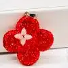 Entdecke deinen neuen Lieblingsschmuck: Der Blüte Wechselanhänger ist ein echter Hingucker! Stell dir vor, ein strahlendes rotes Kleeblatt aus vier Blättern, das Glück und Glamour verspricht. In seiner Mitte funkelt eine kleine weiße Blüte – pure Eleganz trifft auf einzigartiges Design. Der goldfarbene Anhänger schmiegt sich perfekt an deine Kette. Ob lässig oder edel kombiniert, dieser Anhänger verleiht jedem Ihrer Outfits das gewisse Extra. Hol dir jetzt deinen persönlichen Glücksbringer und bring Glanz in deinen Alltag!.