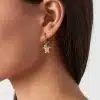 Entdecken Sie den coolen Glanz der „Turtle“-Ohrringe! Stell dir vor: Ein eleganter Close-up zeigt dich mit deinen langen, dunklen Haaren, während unser einzigartiger „Turtle“-Goldohrring im Rampenlicht steht. Der Ohrring ist mit funkelnden kleinen grünen Steinen verziert und baumelt stilvoll an einem schicken Hoop. Bringen Sie Tropenvibes in Ihren Look und sei der Hingucker auf jeder Party!.