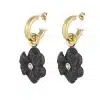 Erlebe den Wow-Effekt mit den Flora Bloom Ohrringen! 🖤 Stilvolle goldene Creolen, die durch schwarze Blumen-Anhänger veredelt werden – und das i-Tüpfelchen? Ein funkelnder, klarer Edelstein in der Mitte jeder Blüte. Perfekt für dein nächstes Fashion-Statement. 💫🌸.