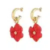 Entdecke die Flora Bloom Ohrringe – deine neuen Must-Haves! Diese stylischen Gold-Creolen sind geschmückt mit rot strahlenden Blütenanhängern, die ihre Anmut mit einem kleinen weißen Zentrum vollenden. Perfekt für deinen modernen Look. Hol dir jetzt dein Stück Natur und Style in einem!.