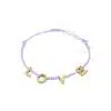 Entdecke das Armband „Love“ – dein neues Must-have! Mit einem zarten lila Band und einem flexibel verstellbaren Knoten passt es sich perfekt an dein Handgelenk an. Die goldenen Buchstaben, die zusammen das Wort „LOVE“ bilden, verleihen dem Armband einen edlen Touch. Minimalistisch und stilvoll, ist es der ideale Begleiter für deinen Alltagslook oder ein besonderes Geschenk für jemanden, der dir am Herzen liegt. Setze ein Statement mit diesem modernen Accessoire auf schlichtem Weiß – weil Liebe einfach immer im Trend liegt!.