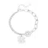 Entdecke dein neues Must-Have: Das „Lucky Star“ Armband! Mit seiner stilvollen ovalen Gliederkette und dem trendigen texturierten Design zieht es alle Blicke auf sich. Der runde Anhänger funkelt durch seine kleinen Steinchen und das niedliche angehängte vierblättrige Kleeblatt bringt dir ein bisschen Extra-Glück in deinen Alltag. Sei bereit, mit diesem echten Statement-Stück zu glänzen! ✨.