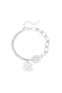 Entdecke dein neues Must-Have: Das „Lucky Star“ Armband! Mit seiner stilvollen ovalen Gliederkette und dem trendigen texturierten Design zieht es alle Blicke auf sich. Der runde Anhänger funkelt durch seine kleinen Steinchen und das niedliche angehängte vierblättrige Kleeblatt bringt dir ein bisschen Extra-Glück in deinen Alltag. Sei bereit, mit diesem echten Statement-Stück zu glänzen! ✨