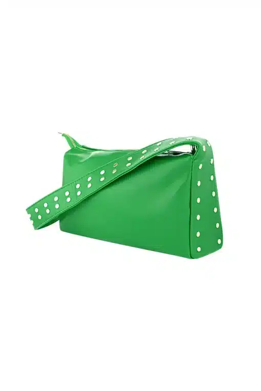 Entdecke die Bag-Babe – deine stylische Begleiterin für jeden Tag! Stell dir diese trendige, grüne Handtasche mit ihrem coolen, rechteckigen Design vor. Der breite Schulterriemen sorgt nicht nur für Komfort, sondern wird durch die verspielten weißen Polka Dots zum echten Hingucker. Der glänzende Look verleiht der Tasche das gewisse Etwas und der praktische Reißverschluss oben hält alle Ihre Essentials sicher verstaut. Die schlichte, weiße Kulisse lässt das Bag-Babe in voller Pracht strahlen – genau wie du es verdienst! Greif zu und setze ein Statement aus Stil und Klasse!.