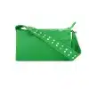 Erlebe den Wow-Effekt mit der Bag-Babe! Du suchst nach dem ultimativen Eyecatcher? Diese leuchtend grüne, rechteckige Schultertasche ist genau das, was du brauchst. Der breite Trageriemen, verziert mit zwei Reihen schicker Silbernieten, gibt deinem Style ein modernes Upgrade. Gefertigt aus glattem Material verbindet sich der Riemen perfekt mit den oberen Ecken und sorgt für optimalen Tragekomfort. Auf schlichtem weißen Hintergrund strahlt das Bag-Babe in voller Pracht. Sei bereit, Blicke auf dich zu ziehen und setze ein Fashion-Statement!.