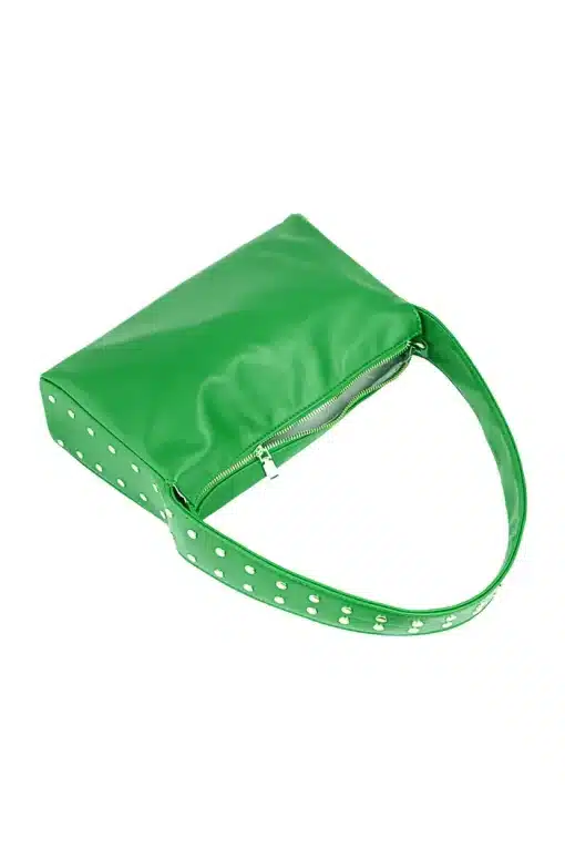 Entdecke die Bag-Babe, Deine neue grüne Lieblingstasche! Mit ihrem rechteckigen Design und ihrer leicht strukturierten Oberfläche ist sie ein echter Hingucker. Der Reißverschluss sorgt dafür, dass Deine Schätze sicher verstaut sind, während der breite Schultergurt mit coolen Metallnieten für einen modernen Look sorgt. Stilvoll präsentiert auf einem weißen Hintergrund – diese Tasche ist einfach unwiderstehlich!.