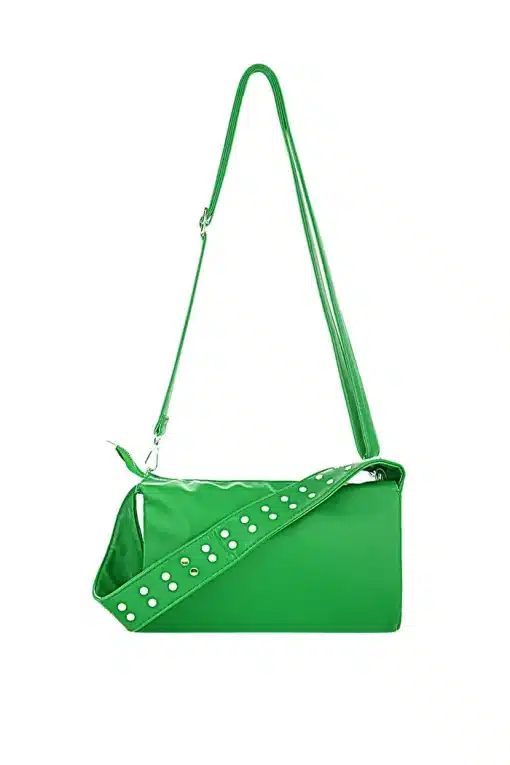 Hey du! 🌿 Suchst du nach einem echten Hingucker für deinen Style? Die Bag-Babe ist genau das, was du brauchst! Diese grüne Schultertasche kombiniert minimalistisches Design mit maximalem Wow-Faktor. Mit ihrem rechteckigen Look passt sie zu jedem Outfit und lässt dich strahlen! Der lange, verstellbare Riemen sorgt für ultimativen Tragekomfort, während der kurze Henkel mit Nieten einen coolen Akzent setzt. Perfekt präsentiert vor einem schlichten weißen Hintergrund – einfach zeitlos und modern. Hol dir jetzt dein neues Lieblingsteil und zeige der Welt deine neue Tasche-Liebe! 💚.