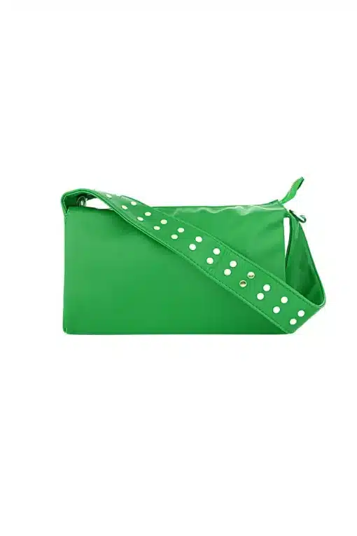 Erlebe den Wow-Effekt mit der Bag-Babe! Du suchst nach dem ultimativen Eyecatcher? Diese leuchtend grüne, rechteckige Schultertasche ist genau das, was du brauchst. Der breite Trageriemen, verziert mit zwei Reihen schicker Silbernieten, gibt deinem Style ein modernes Upgrade. Gefertigt aus glattem Material verbindet sich der Riemen perfekt mit den oberen Ecken und sorgt für optimalen Tragekomfort. Auf schlichtem weißen Hintergrund strahlt das Bag-Babe in voller Pracht. Sei bereit, Blicke auf dich zu ziehen und setze ein Fashion-Statement!.