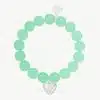 Entdecke das Flex Love Armband – dein neues Must-Have! 🌿 Runde, hellgrüne Perlen treffen auf einem bezaubernden silbernen Herzanhänger. Das Ganze ist stilvoll in einem Kreis auf schlichtem weißem Hintergrund arrangiert. Ein kleines, rundes Silber-Tag mit Gravur nahe dem Verschluss verleiht deinem Look den letzten Schliff. Hol dir dieses stylische Accessoire und trage ein Stück Liebe an deinem Handgelenk! 💚✨.