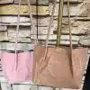 Stell dir vor, du stehst vor einer beeindruckenden Steinwand und siehst diese zwei trendigen Handtaschen – ein echtes Style-Statement! Die eine in sanftem Rosa, die andere in elegantem Beige. Beide mit langen Henkeln und einem coolen rechteckigen Design. Perfekt für deinen modernen Look! Schnapp dir deinen neuen Lieblingsbegleiter und setze stylische Akzente! 🌟👛.