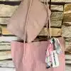 Entdecke Deinen neuen Stil mit der ultimativen It-Bag! 🌟 Diese rosa Tasche mit raffinierter Struktur verleiht jedem Deiner Outfits das gewisse Etwas. An einer stylischen Steinwand hängt, zieht sie alle Blicke auf sich. Lass Dich von der Leichtigkeit des beigelegten Schals inspirieren und entdecke das dezente Label „Michele Angelo“ – ein Zeichen für erstklassige Qualität und Trendsicherheit. Und hey, als kleines Extra findest Du über ihr eine weitere schicke pinke Clutch, die perfekt zu Deinem Look passt. Hol Dir diesen modernen Klassiker und fühl Dich jedes Mal fantastisch, wenn Du die Tür verlässt! 💕👜.